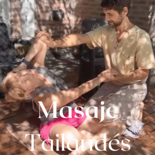 Masaje tailandés con estiramientos y presiones en colchoneta tradicional